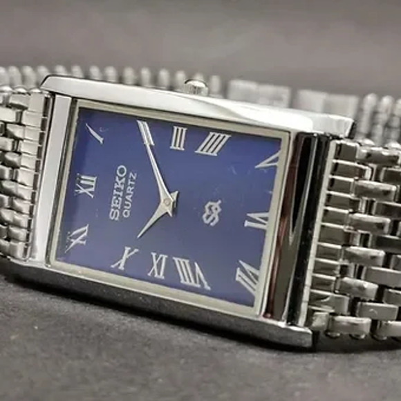 Vintage Style Seiko Quartz Mens Silver Watch & Blue accents W/ Metal Strap - Picture 3 of 6